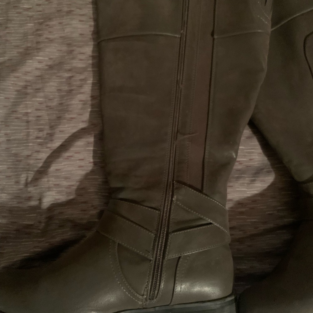 Plus size women’s winter boots. Size 9.5 worn twice.